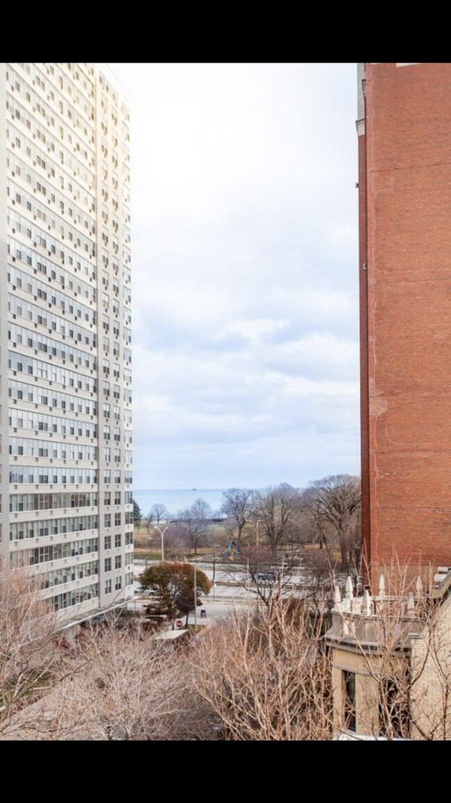 Building Photo - 647 W Sheridan Rd