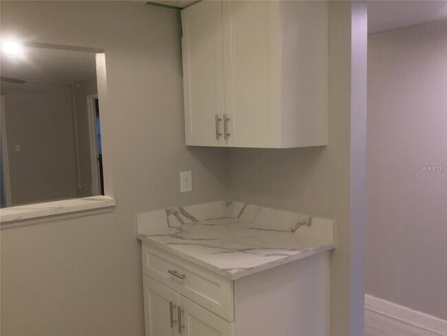 Foto del edificio - 1100 E Bay Dr