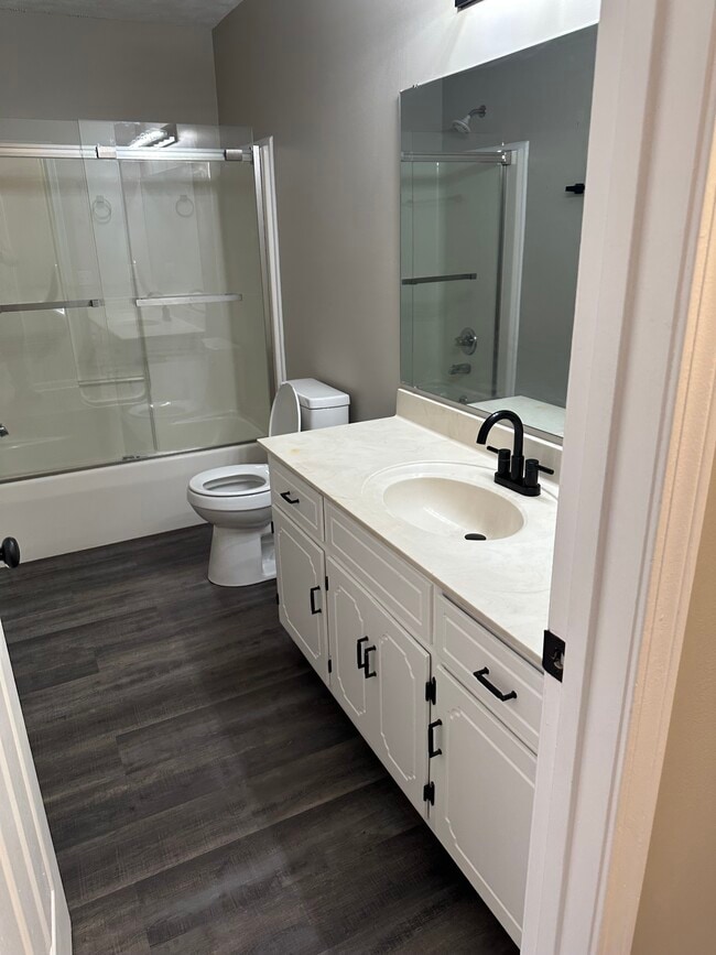 HALL BATH - 259 Grassmire Dr