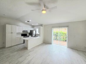 Building Photo - 569 E Ridge Cir N