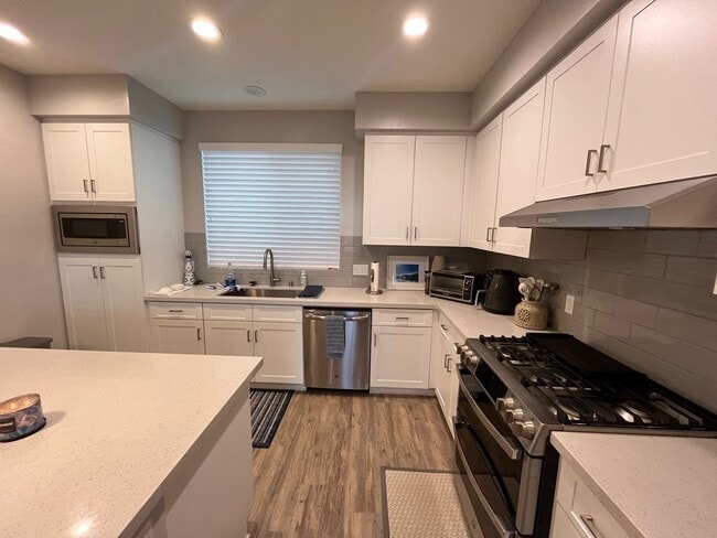 Building Photo - 2 Bed 2.5 Bath 1,423 Sq. Ft. Luxury Coasta...