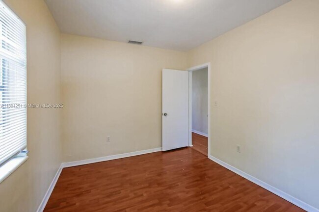 Foto del edificio - 1815 NE 178th St
