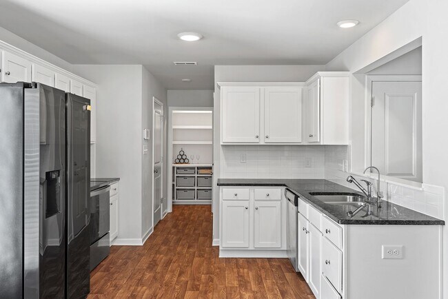 Foto del edificio - Gorgeous and Quiet 3Bed/2.5 Bath in Benson NC