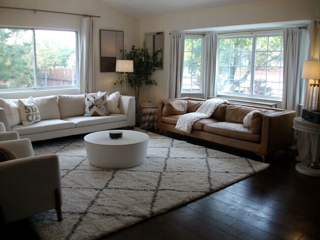 Building Photo - Beautiful 3 bedroom, 2-1/2 bath home in Sp...