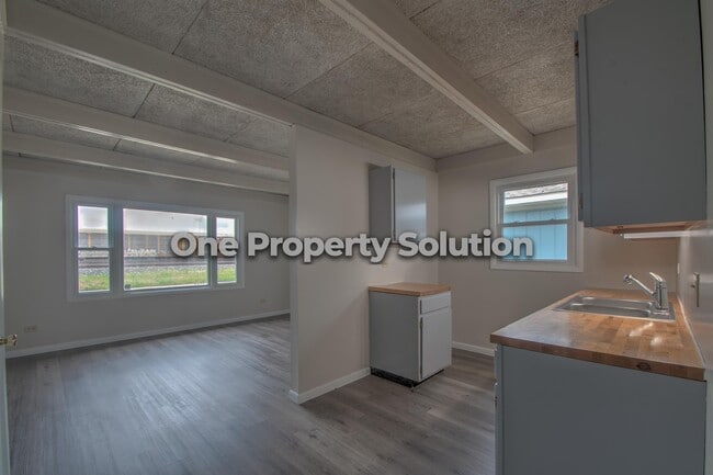 Building Photo - 1327 Logan St