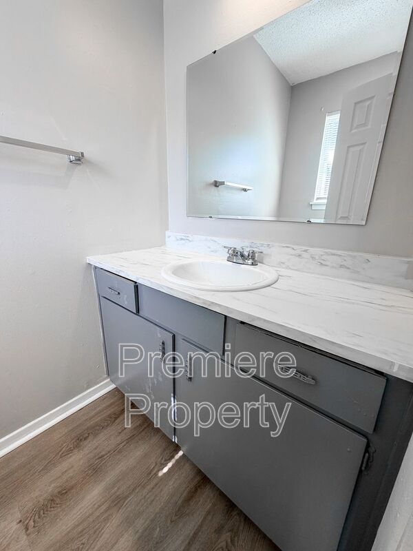 Building Photo - 219 N Oak Dr