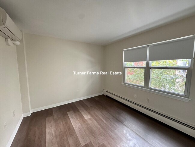 Foto del edificio - 693 Parker St