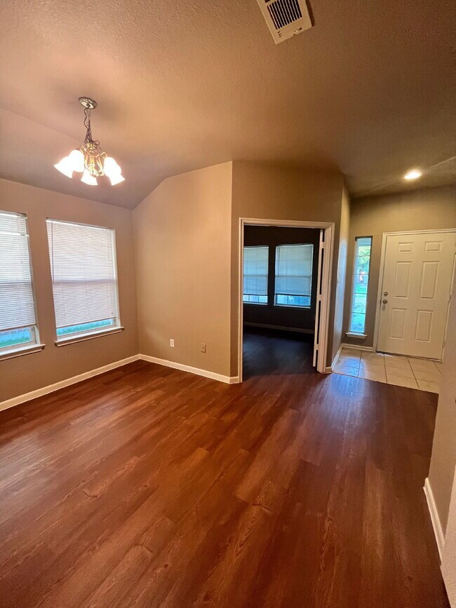 Building Photo - BLOCKS TO PARKS, COMMUNITY POOL AND TOWER POINT!!!