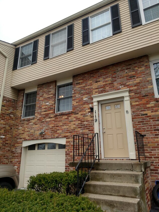 Primary Photo - Beautiful Townhouse in Quail Run Community