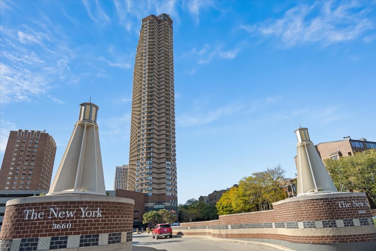 Foto principal - 3660 N Lake Shore Dr