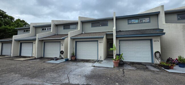 Foto del edificio - Here is your 3bed/3bath home on the water!