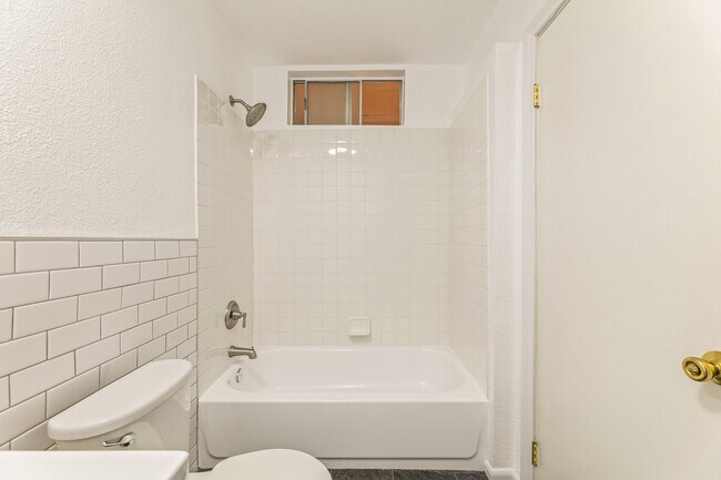 Baño - 3611 1/2 W 4th St