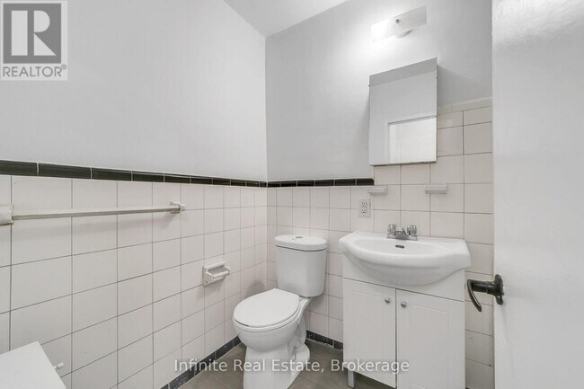 Photo du bâtiment - 896 Eglinton Ave E
