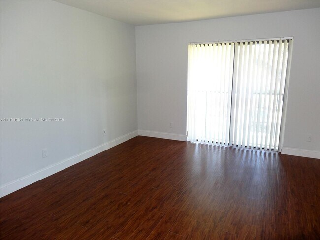 Foto del edificio - 5855 Washington St