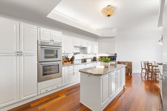 Building Photo - 10 Edgewater Dr