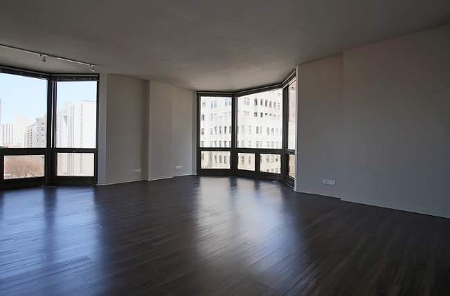 Building Photo - 1135 N Dearborn St