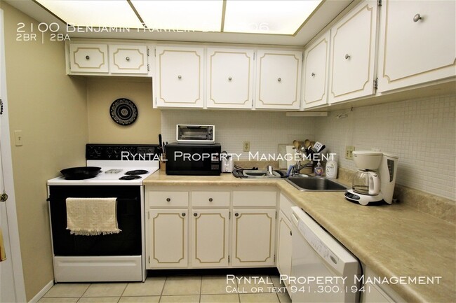 Building Photo - Beach-style living awaits you on Lido Key!!