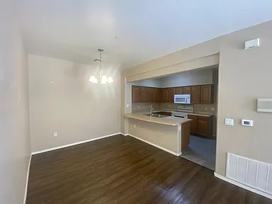 Building Photo - 525 N Miller Rd