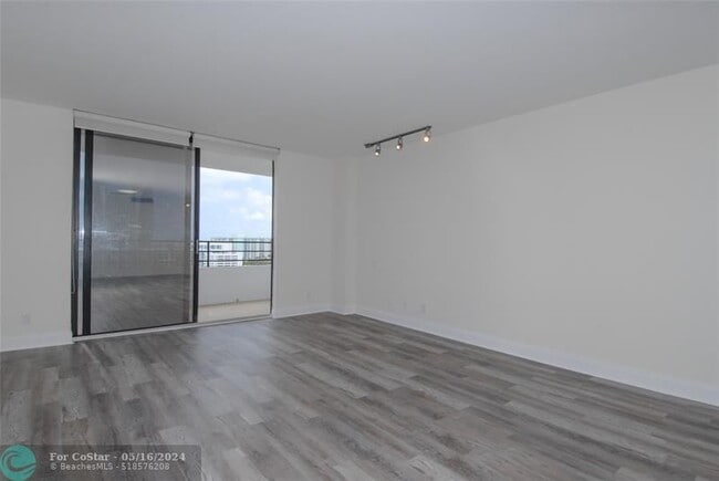 Building Photo - 2500 Parkview Dr