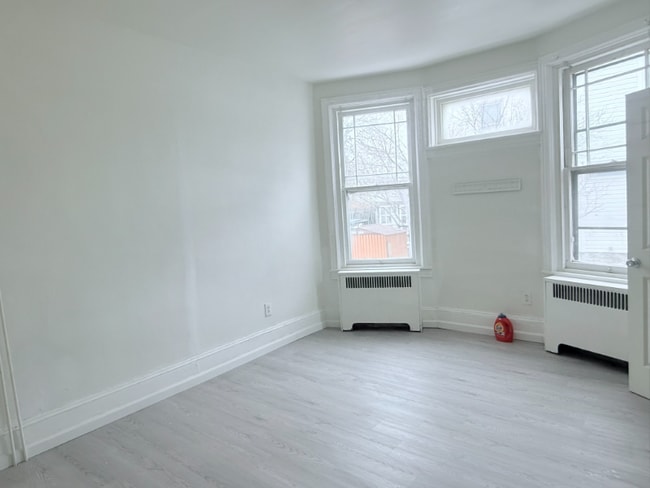 Building Photo - 37 E Stratford Ave