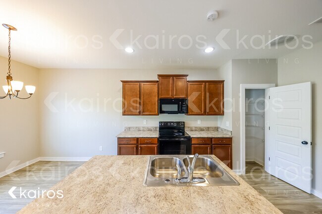 Foto del edificio - 8007 Shadesbrook Dr