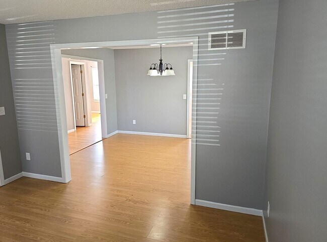 Foto del edificio - COMING SOON!! 5 Bed, 3.5 Bath, Pet Friendly!!