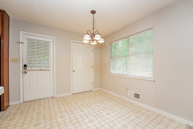 Foto del edificio - 95 Meadowbrook Dr