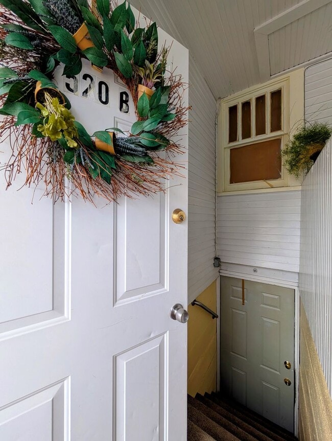 Building Photo - Fully Furnished, 1 Bedroom Basement Apartm...