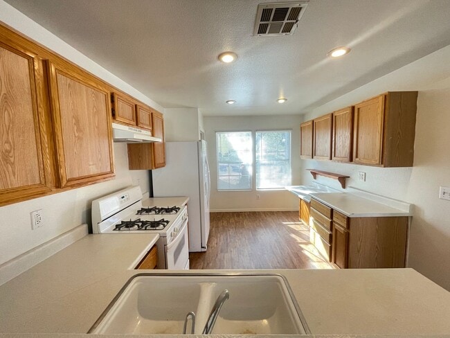 Building Photo - 988 Sky Forest Dr