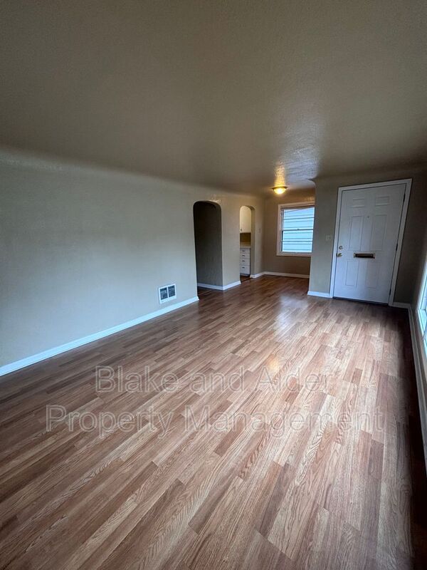 Foto del edificio - 650 Breys Ave NE