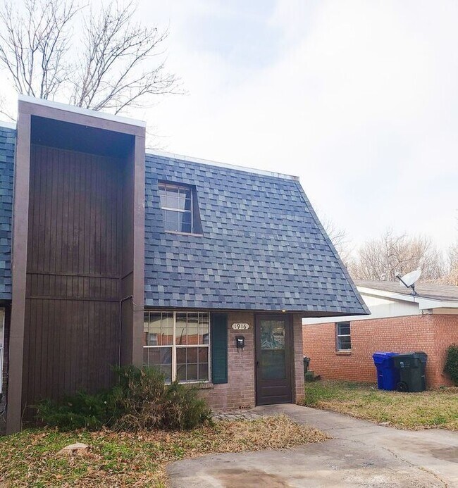 Building Photo - AVAILABLE NOW! 2 Bed/1.5 Bath Townhouse in...