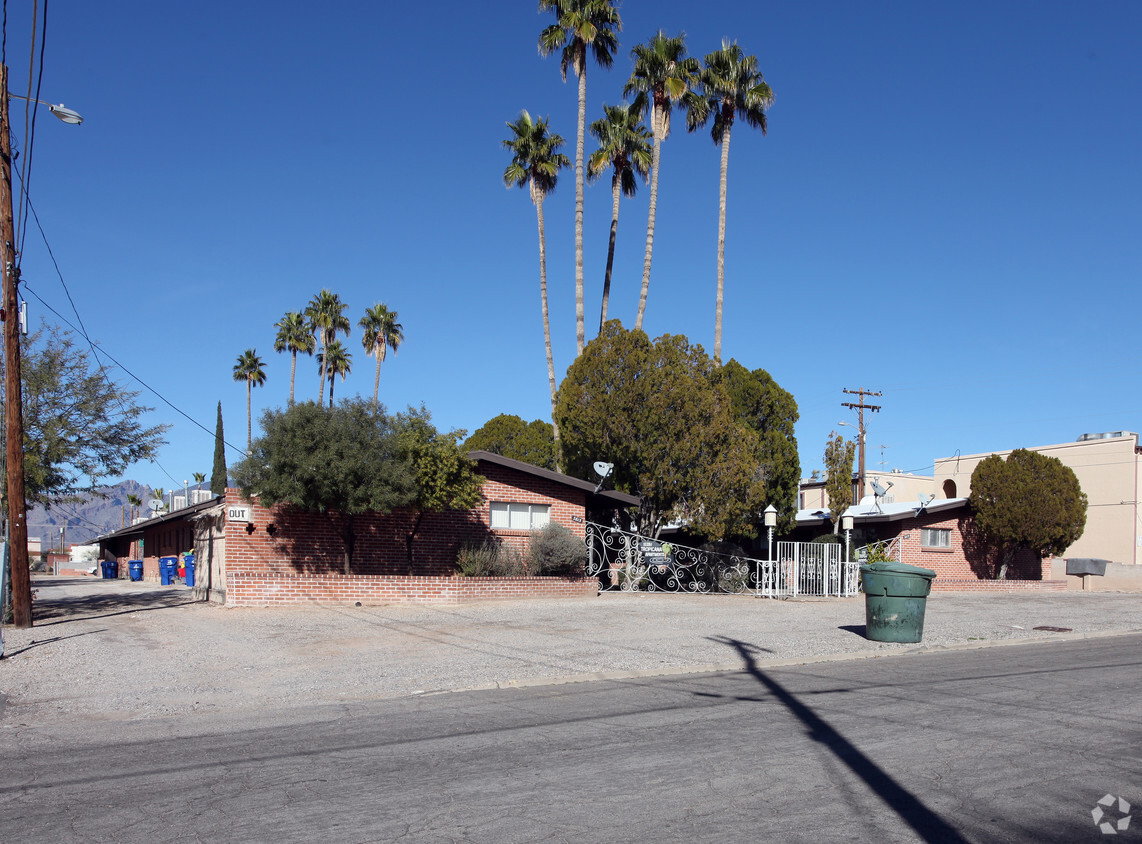 Primary Photo - Tropicana Apartments