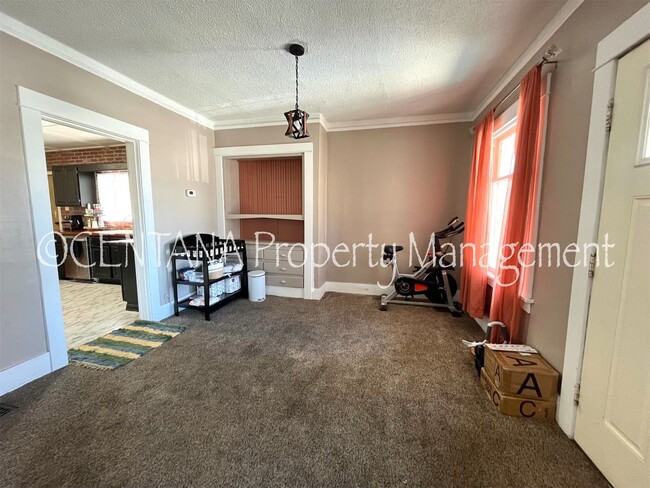 Building Photo - Cute 3 bedroom 1 bath on the flats.