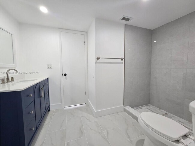 Building Photo - 2831 N Oakland Forest Dr