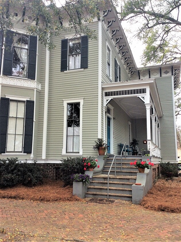 Beautiful Victorian - 215 W Gwinnett St