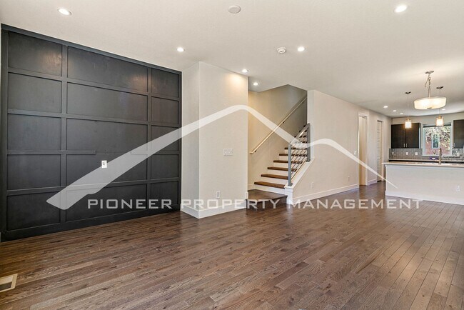 Building Photo - Stunning Townhome with Central AC and Wash...