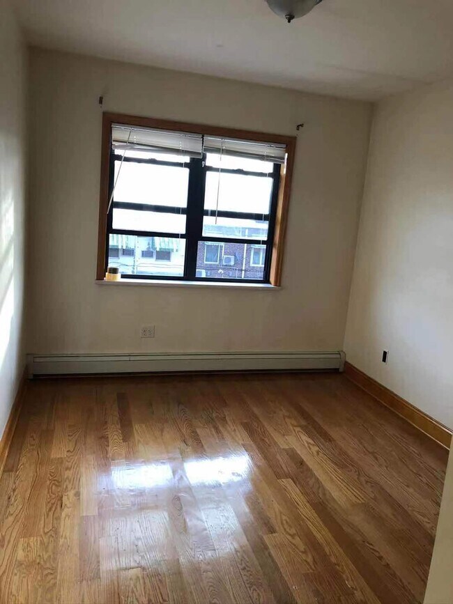 Foto del edificio - 5131 Hillyer St