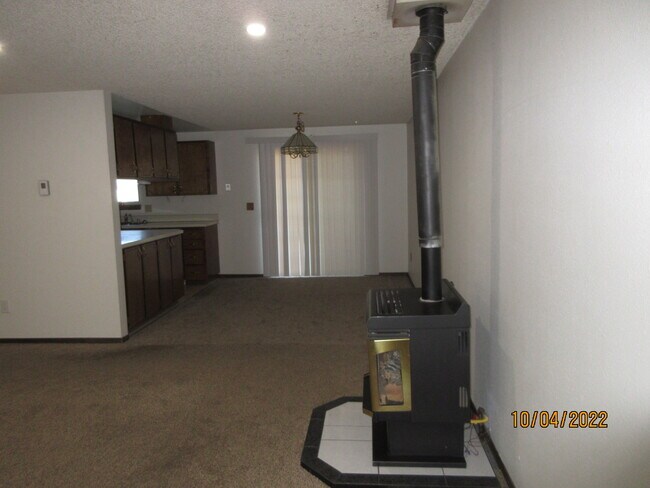 dining area, slider to deck and backyard, gas stove - 23119 E Sinto Ave