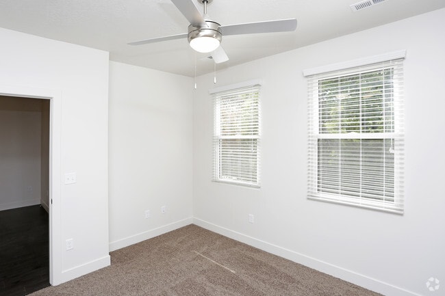 1BR, 1 BA - 787SF - BEDROOM - Haxton