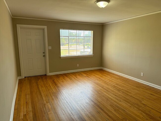 Foto del edificio - COMPLETLY RENOVATED 3-Bedroom