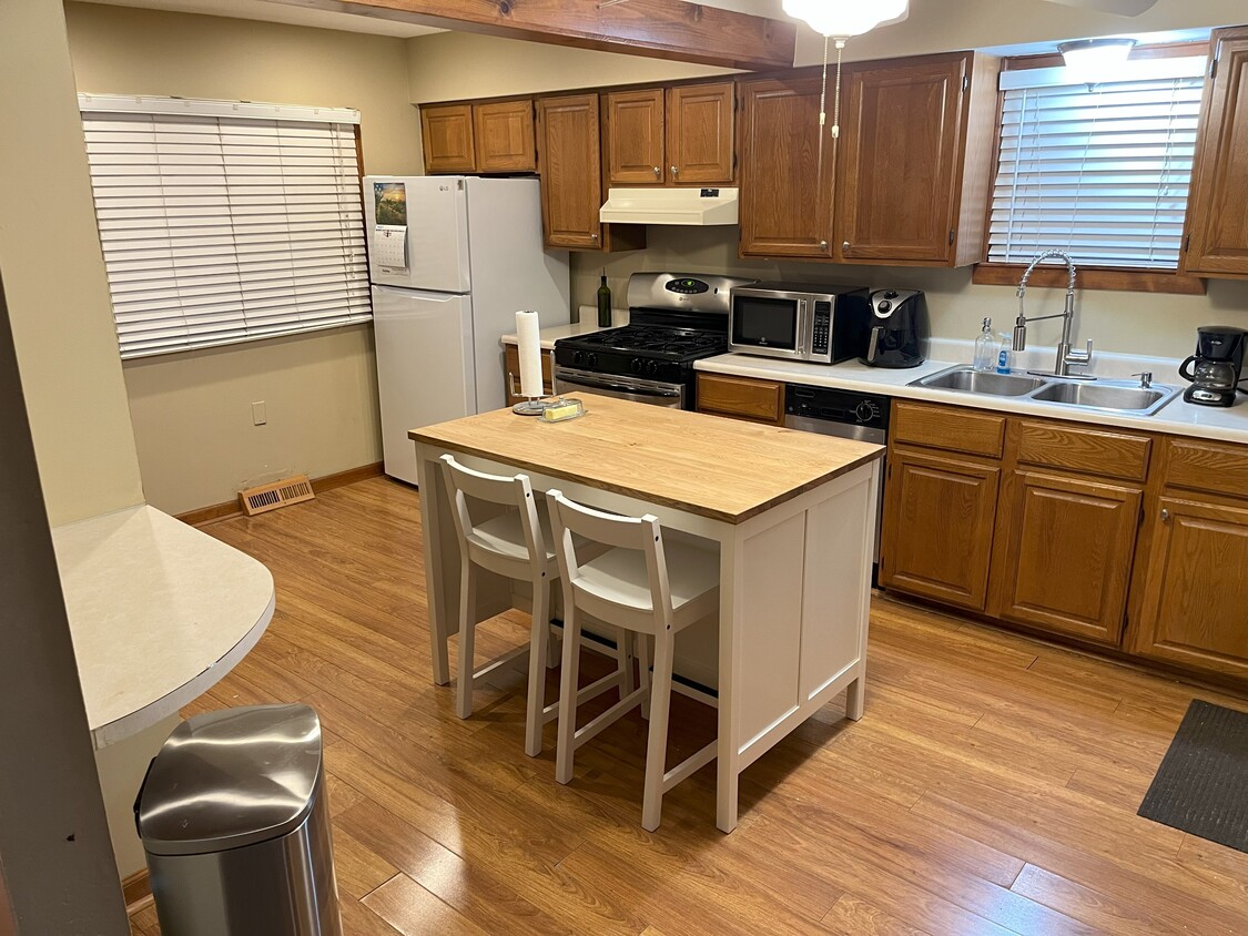 Kitchen - 32380 Maplewood St (Garden City, MI)