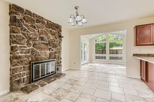 Building Photo - Spacious 4 bedroom Lafayette House with Gr...