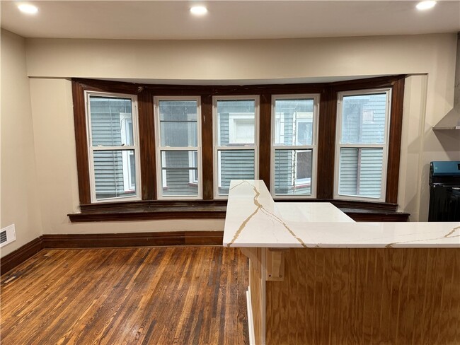 Building Photo - 483 Alexander St
