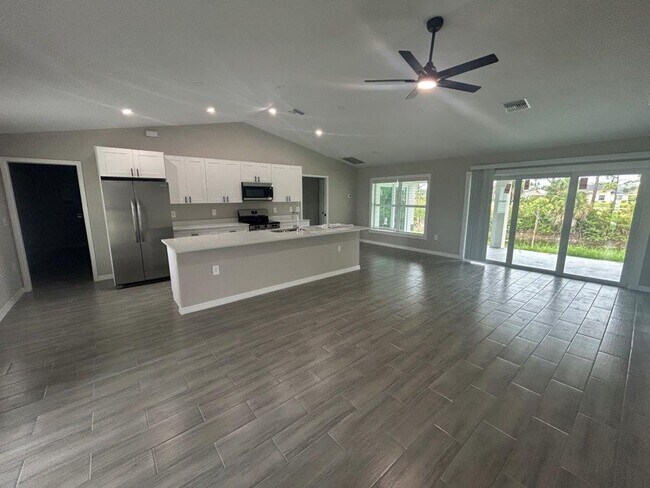 Foto del edificio - $1000 OFF THE FIRST MONTHS RENT: Available Now!! Brand New Construction 4/3