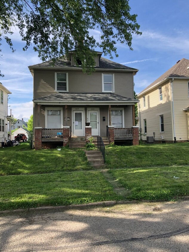 Primary Photo - 2 BR/1 BA Split Duplex in Old Town Moline