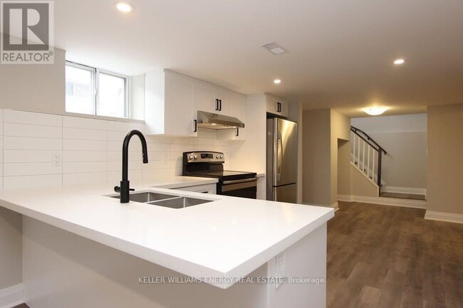 Building Photo - 305 Palmerston Ave