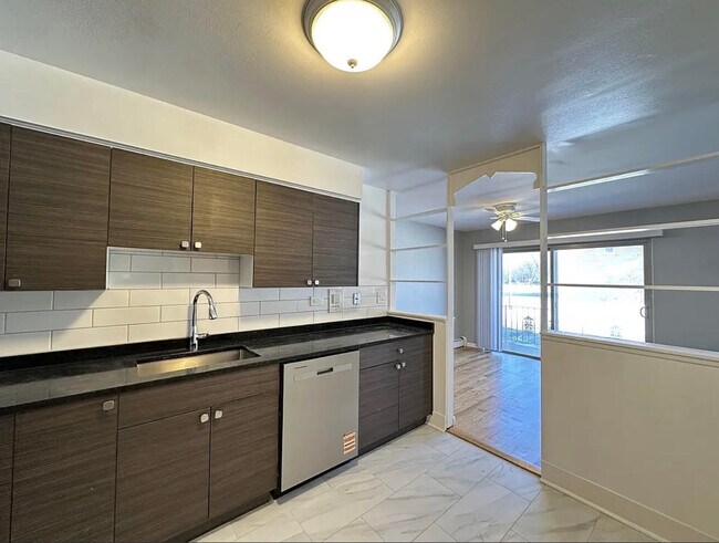 Foto del edificio - 1653 Oakwood Ave