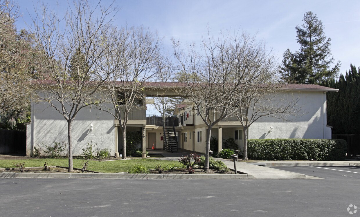 Foto principal - 6776 Yount St