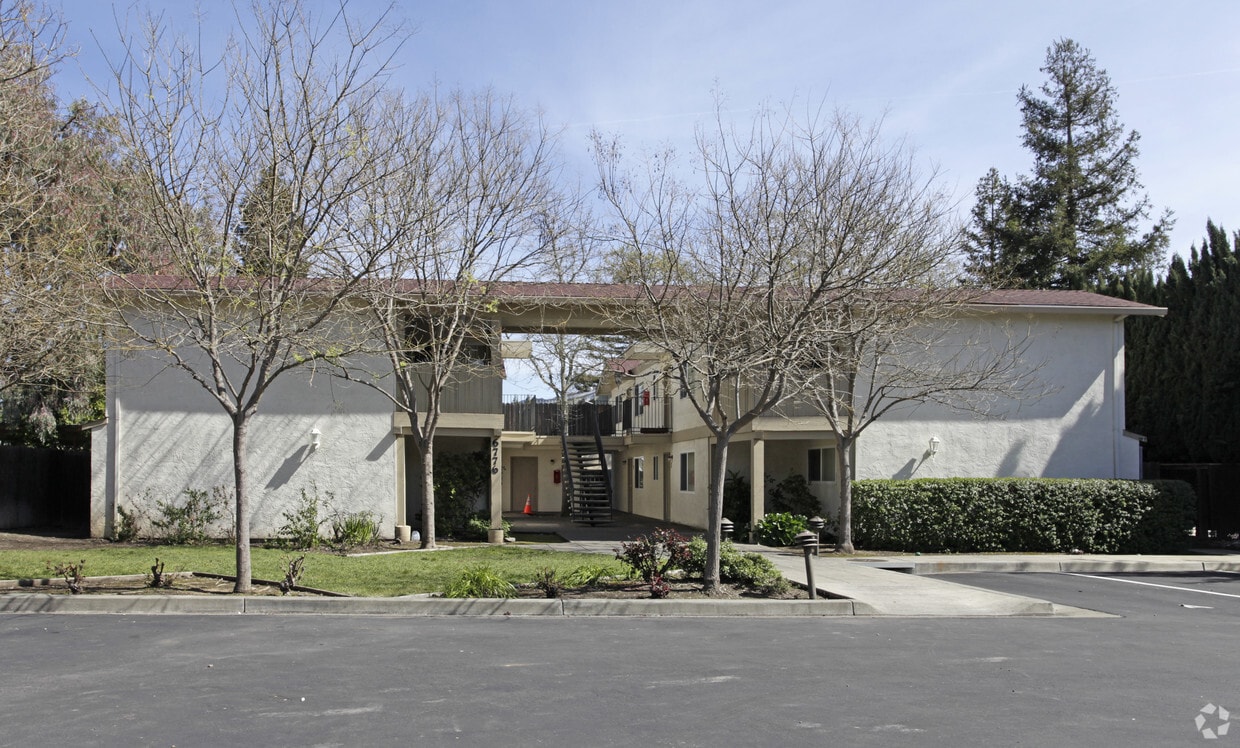 Primary Photo - 6776 Yount St