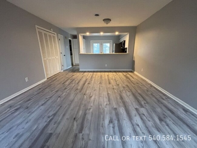 Foto del edificio - 7203 Woods Crossing Dr